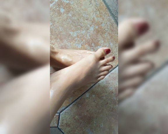 Anakaliyah OnlyFans - Who has a foot fetish