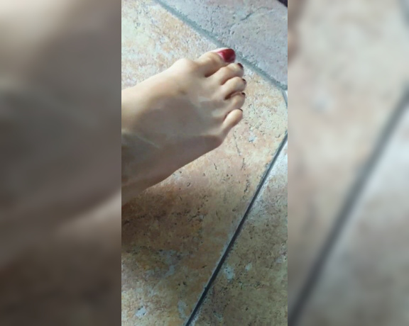 Anakaliyah OnlyFans - Who has a foot fetish