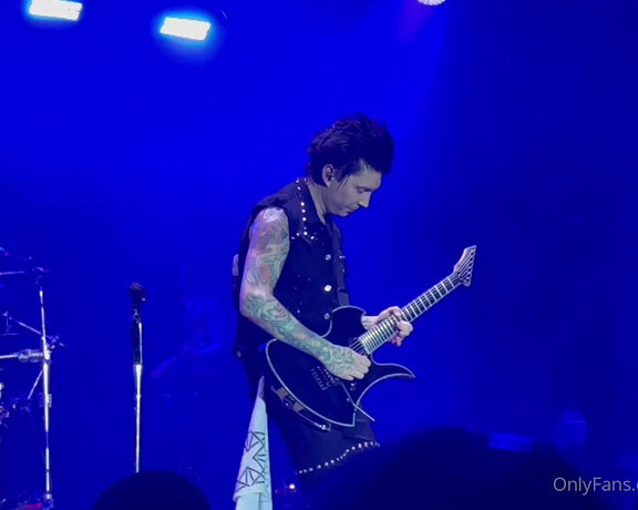 Anakaliyah OnlyFans - If you can shred the guitar like this you get a free pass to fuck