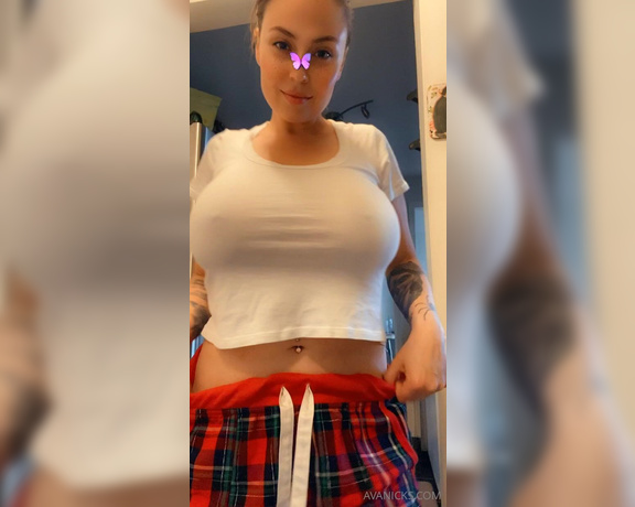 Ava Nicks aka Avanicks OnlyFans - White tee