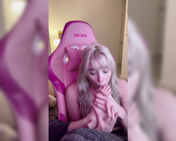 Livinia Roberts aka Urfavonlinesloot OnlyFans - I love sucking my own toes would you suck my toes if I asked nicely