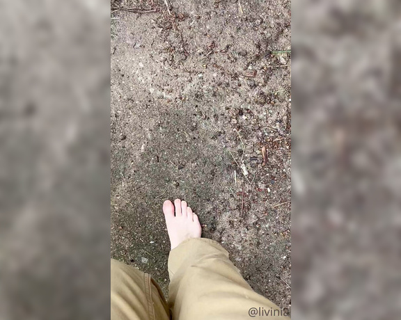 Livinia Roberts aka Urfavonlinesloot OnlyFans - Having some fun and getting my toes dirty on the farm today!!
