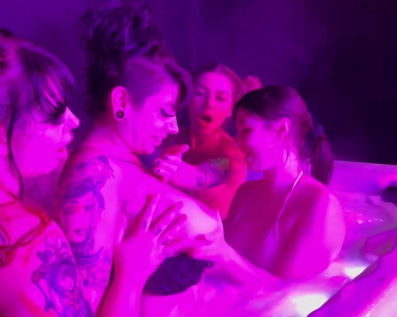 Livinia Roberts aka Urfavonlinesloot OnlyFans - Hot tub makeout session!! featuring @alexisaevans @lunaghoul @bubblebratz @angelsummer @ariabanksxxx