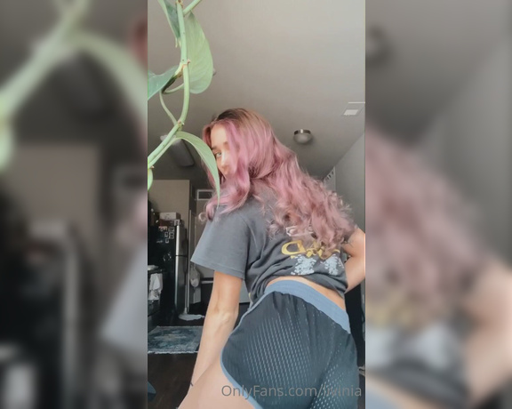 Livinia Roberts aka Urfavonlinesloot OnlyFans - I’m happy today so here’s a little dance )