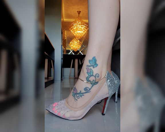 Loira feet aka Loirafeet OnlyFans - Tira meu scarpin e sente o cheirinho delicioso dos meus ps