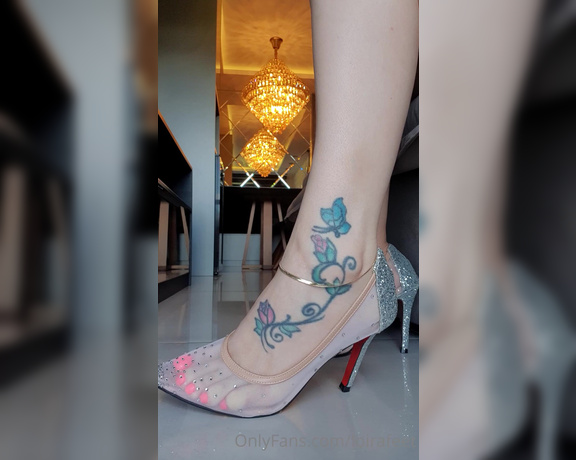 Loira feet aka Loirafeet OnlyFans - Tira meu scarpin e sente o cheirinho delicioso dos meus ps