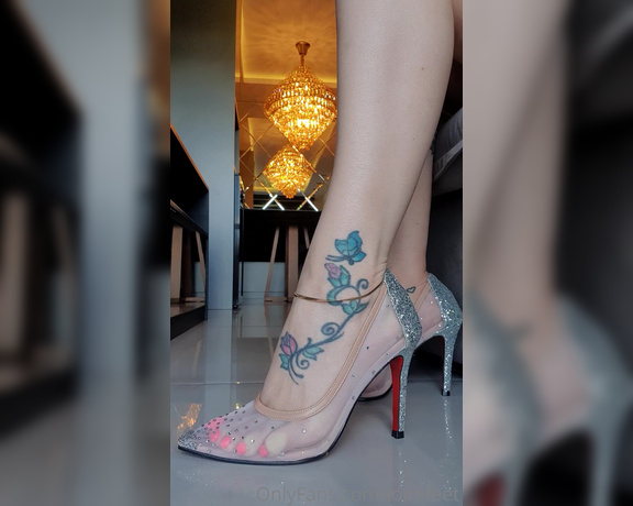 Loira feet aka Loirafeet OnlyFans - Tira meu scarpin e sente o cheirinho delicioso dos meus ps