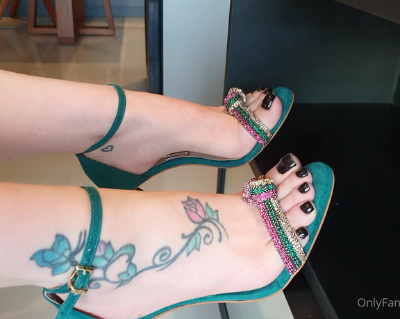 Loira feet aka Loirafeet OnlyFans - Meus lindos pezinhos esperando por voc My beautiful little feet waiting for you