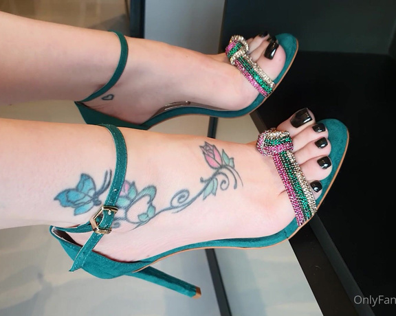 Loira feet aka Loirafeet OnlyFans - Meus lindos pezinhos esperando por voc My beautiful little feet waiting for you
