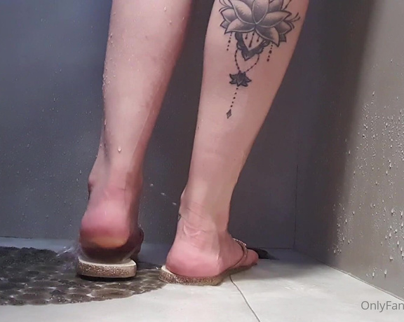 Loira feet aka Loirafeet OnlyFans - Vamos tomar banho Lets take a bath