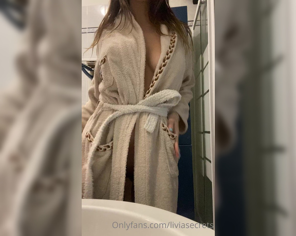 Olivia Quinn aka Callmeolivia00 OnlyFans - POV sei il vicino di fronte che mi spia dalla finestra del bagno dopo essere uscita dalla doccia POV