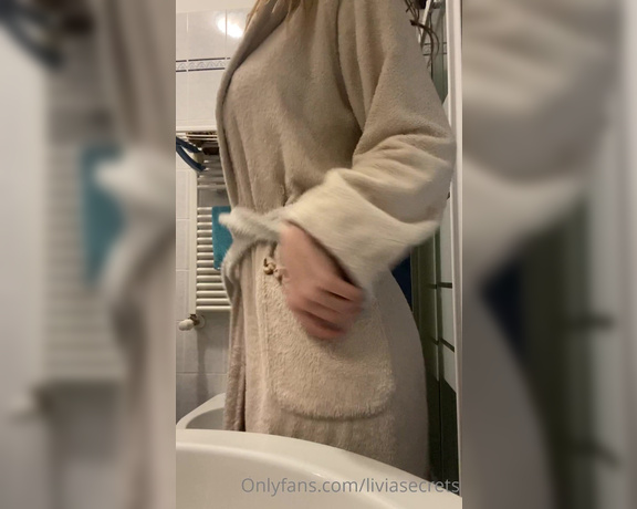 Olivia Quinn aka Callmeolivia00 OnlyFans - POV sei il vicino di fronte che mi spia dalla finestra del bagno dopo essere uscita dalla doccia POV