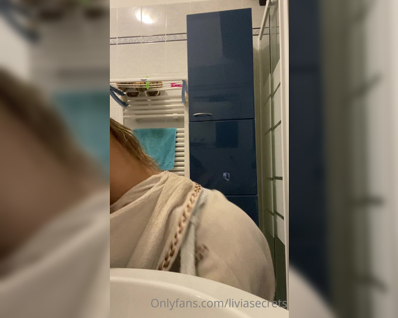 Olivia Quinn aka Callmeolivia00 OnlyFans - POV sei il vicino di fronte che mi spia dalla finestra del bagno dopo essere uscita dalla doccia POV