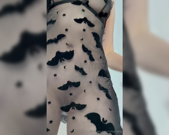 Cutegeekie OnlyFans - Clapping and jiggling my booty in this super cute Halloween dress!