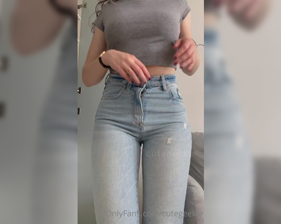 Cutegeekie OnlyFans - Just a simple top and jeans for today )