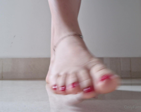 Adorezee Footjob OnlyFans - Barefoot show off of my new nail colors!
