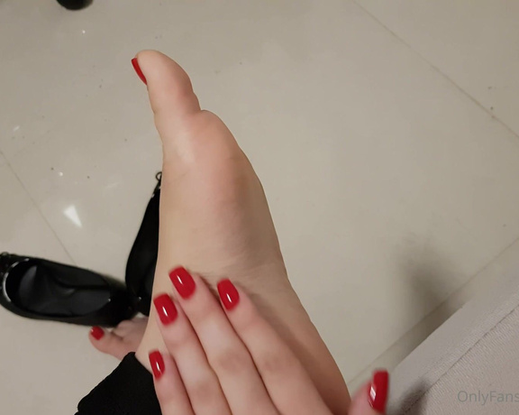 Adorezee Footjob OnlyFans - Falando como minhas sapatilhas e meu p esto com chul Talking about how stinky my feet and shoes