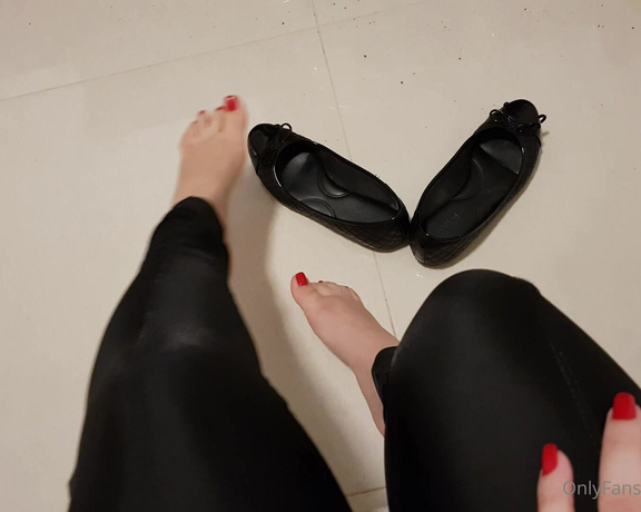 Adorezee Footjob OnlyFans - Falando como minhas sapatilhas e meu p esto com chul Talking about how stinky my feet and shoes