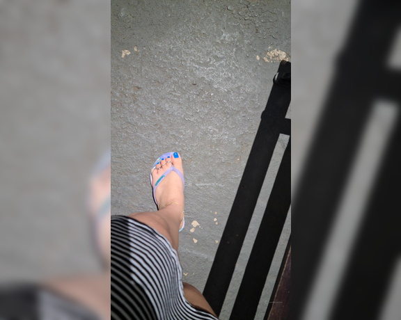 Adorezee Footjob OnlyFans - Walking around in the sun and wiggling my colored toes!