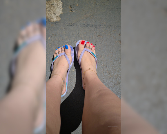 Adorezee Footjob OnlyFans - Walking around in the sun and wiggling my colored toes!