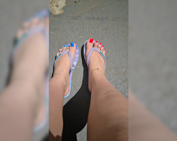 Adorezee Footjob OnlyFans - Walking around in the sun and wiggling my colored toes!