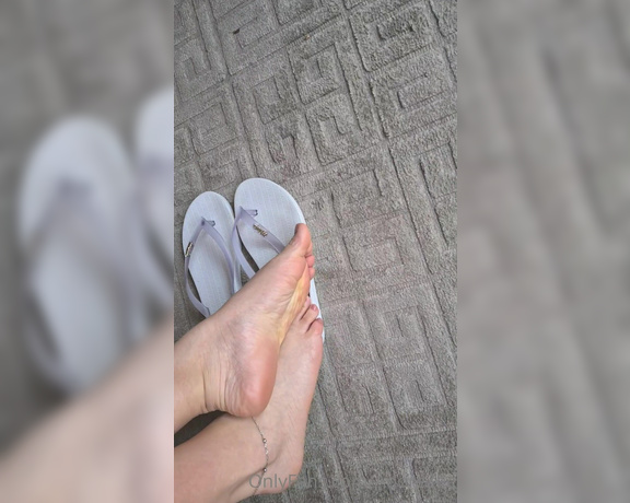 Adorezee Footjob OnlyFans - Monday, again Meh Buuuut, heres some feet to make your day better!