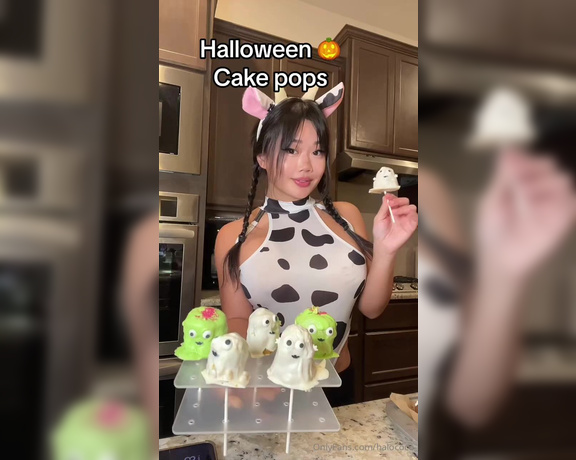 Halle aka Halococo OnlyFans - We’re making cake pops! will have to try this recipe again