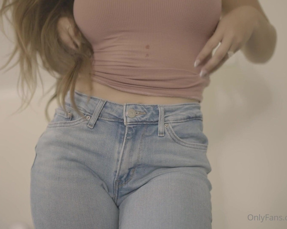 Puffin asmr onlyfans aka Puffinasmr - A quick OOTD and yes those droplets on my shirt towards the end is boob sweat LOL its too hot