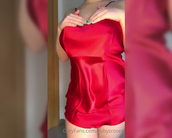 Rubysroses OnlyFans - One of my birthday gifts feels so silky and sexy! Slip a finger in my arsehole and suck on it