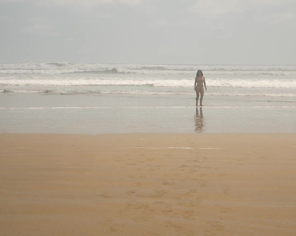 TravellingLovers - Hot teen girlfriend surprises her boyfriend with her wet pussy on a public beach! - TravellingLovers