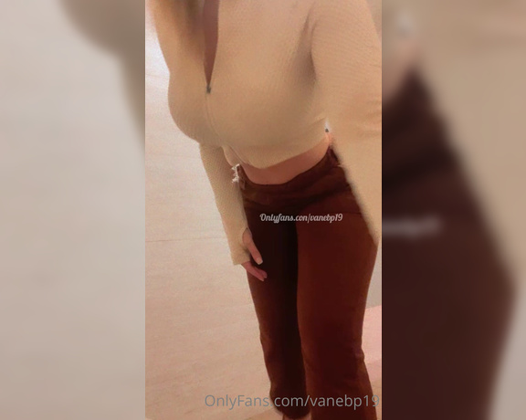 VANESSITA aka Vanebp19 OnlyFans - No me contuve estaba en el cine y fui a grabarme para ti papi chequea tus mensajes I didnt hold