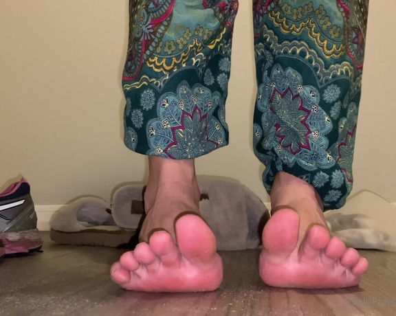 Ivory Soles aka Ivorysoles OnlyFans - Slave M is the lucky buyer of my first foot slave subscription Box These smelly socks, a pair of fl
