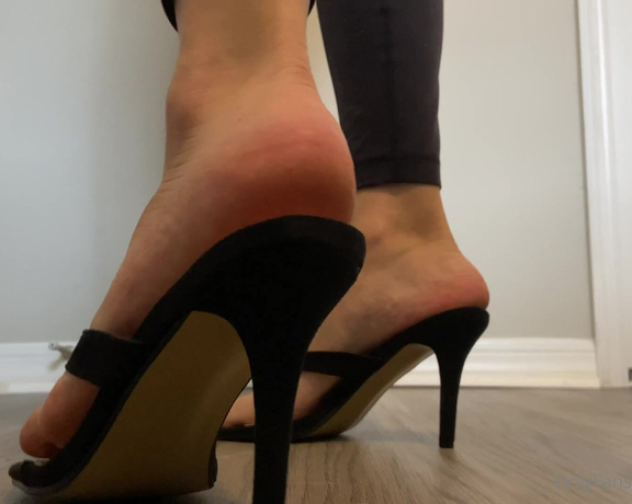 Ivory Soles aka Ivorysoles OnlyFans - Perfect little sandal heels for stomping )