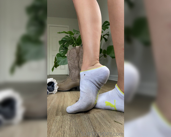 Ivory Soles aka Ivorysoles OnlyFans - Mowed my lawn in these boots & double socks enjoy the sweaty sock strippp Neither available for s