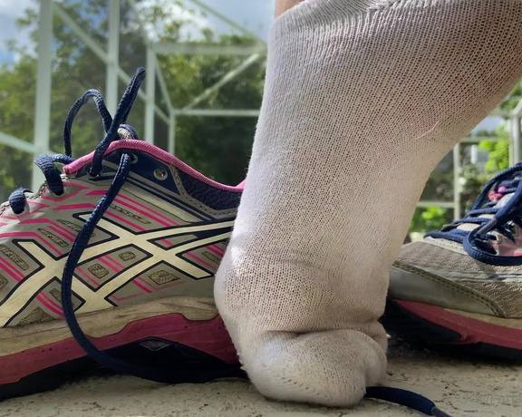 Ivory Soles aka Ivorysoles OnlyFans - Shoe video of the week! Who loves sneaker sniffing Definitely my oldest pair