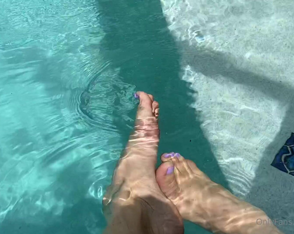 Ivory Soles aka Ivorysoles OnlyFans - My feet got all dirty after an oily soles shoot and I had to wash them off in the pool since your to