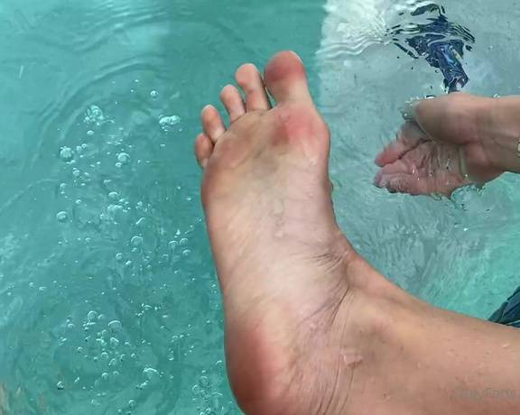 Ivory Soles aka Ivorysoles OnlyFans - My feet got all dirty after an oily soles shoot and I had to wash them off in the pool since your to