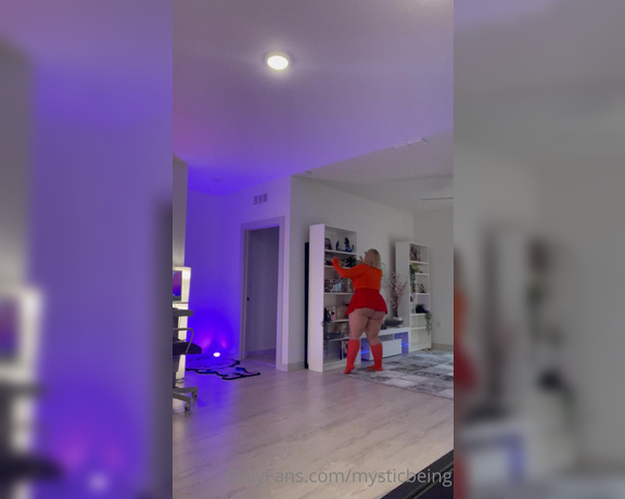 Mysticbeing OnlyFans - Velma has to twerk to back that azz up lol! side note I apologize for the bad twerking, this was tak