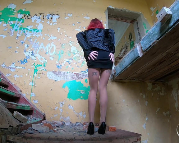 Jenny Young - Deep anal with riping pantyhose in the abandoned house.Cum on butt