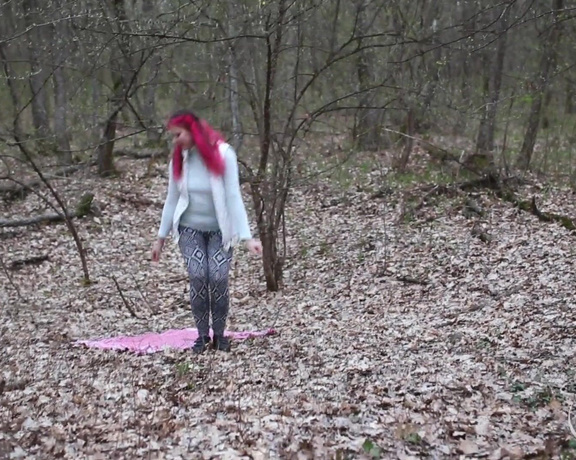 Jenny Young - Fast blowjob and footjob in the spring forest with pinkhair girl