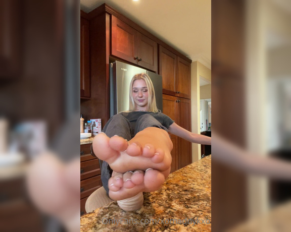 Goddess Kaylee aka Xomaddykxo OnlyFans - The juicy sweaty soles vid as promised just imagine being able to take a nice long sniff, amazin