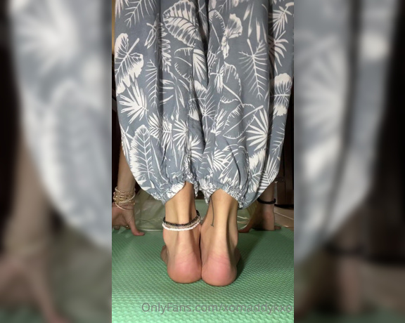 Goddess Kaylee aka Xomaddykxo OnlyFans - Morning yoga w goddess, watch my sweet soles as I stretch in a bunch of different ways hehe