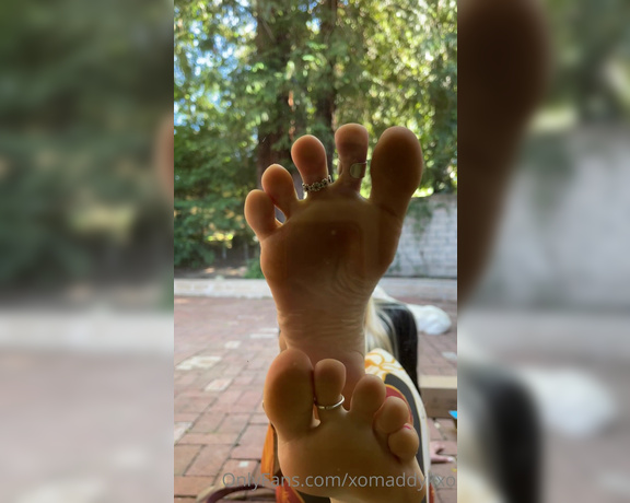 Goddess Kaylee aka Xomaddykxo OnlyFans - Feet against the glass this was my first try so let me know what you think