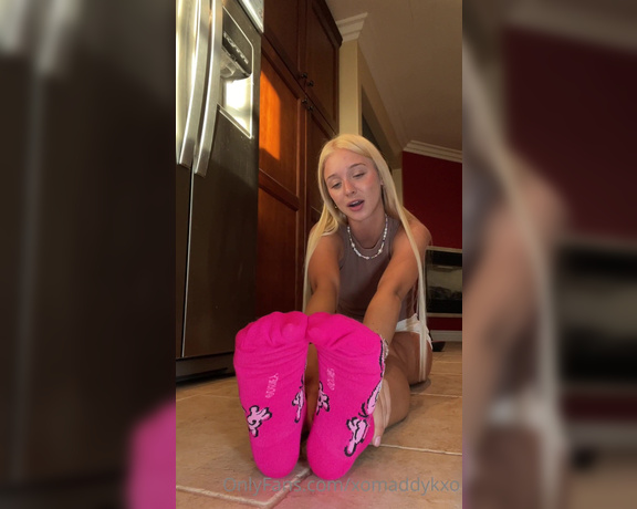 Goddess Kaylee aka Xomaddykxo OnlyFans - Hehe how do u like my stinky pink socks you get cum on my socks and I’ll force u to eat them