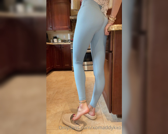 Goddess Kaylee aka Xomaddykxo OnlyFans - Casual kitchen soles play what are you cooking for dinner if you find these feet in your kitchen