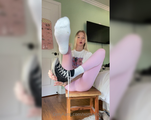 Goddess Kaylee aka Xomaddykxo OnlyFans - Come sniff my stinky sweaty converse hehe goddess wants you buried in these soles telling me how bad
