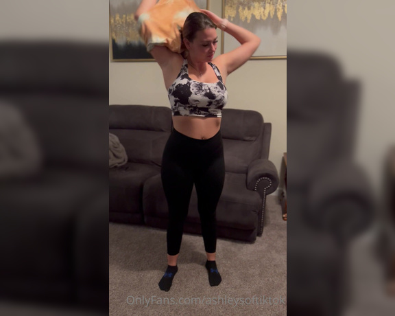 The Ashleys aka Ashleysoftiktok OnlyFans - I got asked to do a video getting undressed from my gym clothes, so here you are