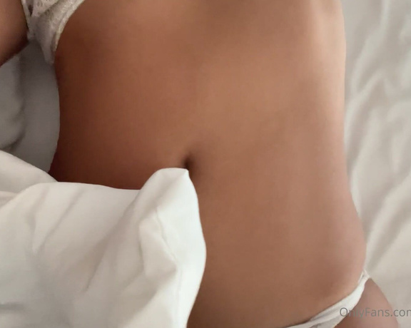 Ale aka Alexandraboo OnlyFans - Waking up with me