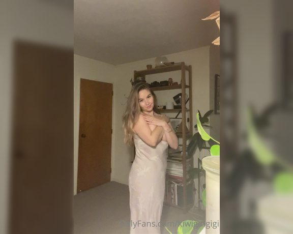 Gigi Miller aka Kiwigirlgigi OnlyFans - Two little model struts with a twist!! K it’s bedtime for me I was just feeling voluptuous and sexy