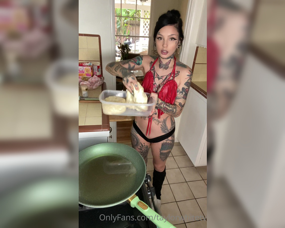 Taylor white aka Taylorwhitetv OnlyFans - Unedited uncut cooking heart shaped frybread I think Ima re try this but with my actual camera 3
